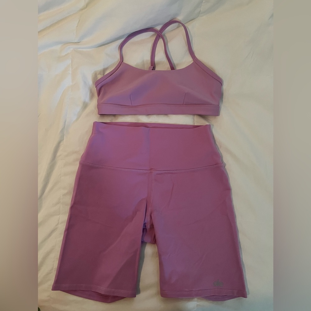 Alo Yoga matching set: pink bra and biker shorts
